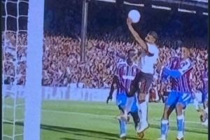 水晶宫后卫理查兹转发萨拉赫手球照片：我就知道这不是我的幻觉