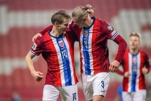 杀入世界杯！4.5万挪威球迷聚集庆祝，厄德高作为压轴嘉宾登场