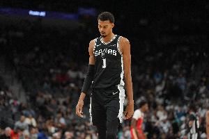  米奇·约翰逊：治疗往往能依赖过往信息预测 但文班没有参考样本